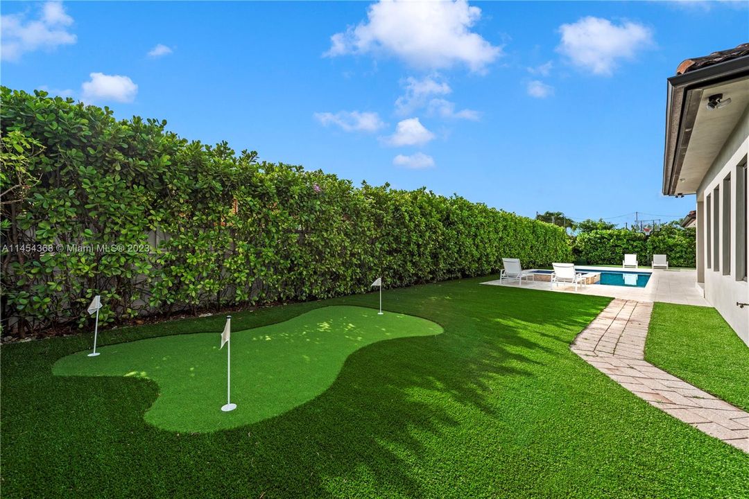 合同活跃: $1,999,999 (5 贝兹, 4 浴室, 2984 平方英尺)