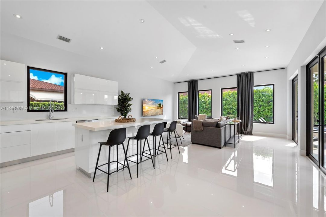 合同活跃: $1,999,999 (5 贝兹, 4 浴室, 2984 平方英尺)