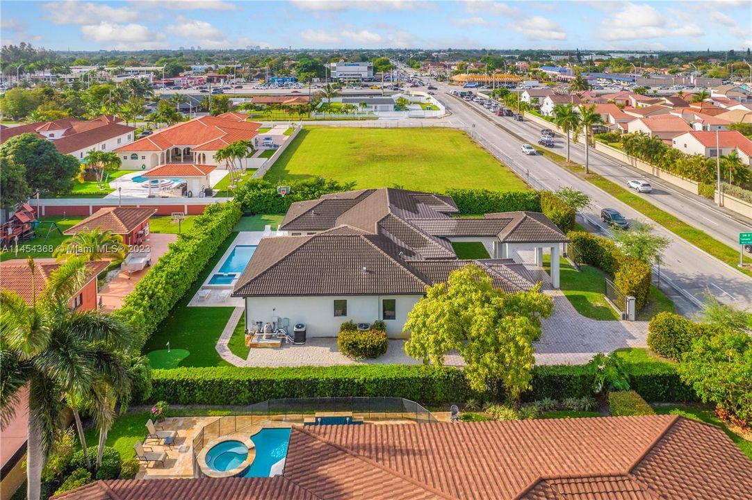 合同活跃: $1,999,999 (5 贝兹, 4 浴室, 2984 平方英尺)