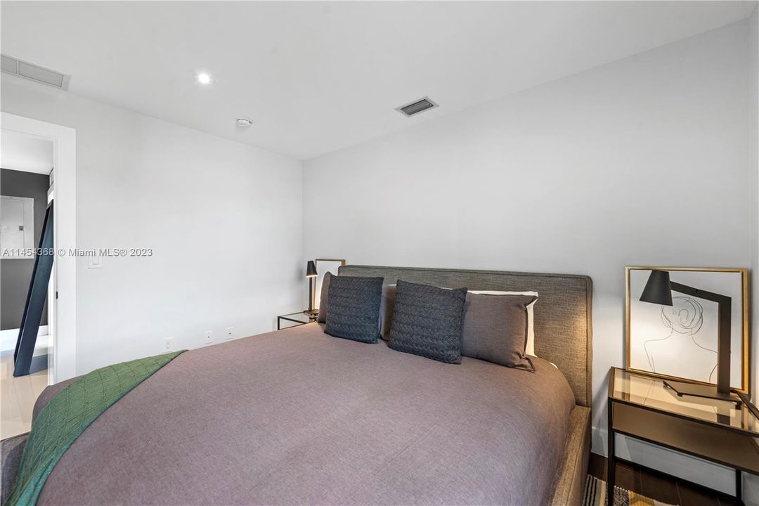 合同活跃: $1,999,999 (5 贝兹, 4 浴室, 2984 平方英尺)