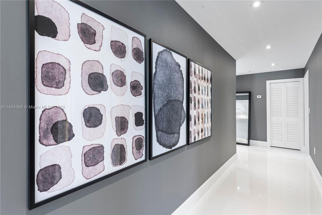 合同活跃: $1,999,999 (5 贝兹, 4 浴室, 2984 平方英尺)