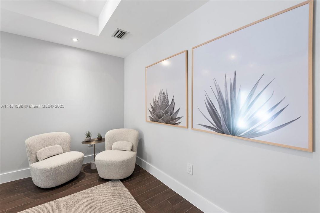 合同活跃: $1,999,999 (5 贝兹, 4 浴室, 2984 平方英尺)