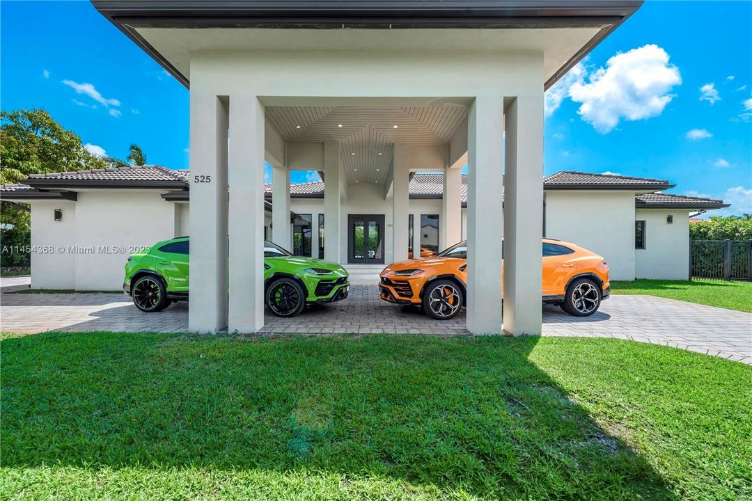 合同活跃: $1,999,999 (5 贝兹, 4 浴室, 2984 平方英尺)