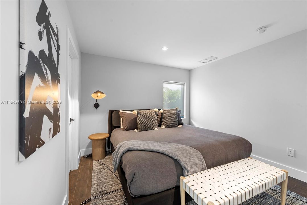 合同活跃: $1,999,999 (5 贝兹, 4 浴室, 2984 平方英尺)