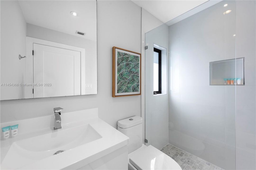 合同活跃: $1,999,999 (5 贝兹, 4 浴室, 2984 平方英尺)