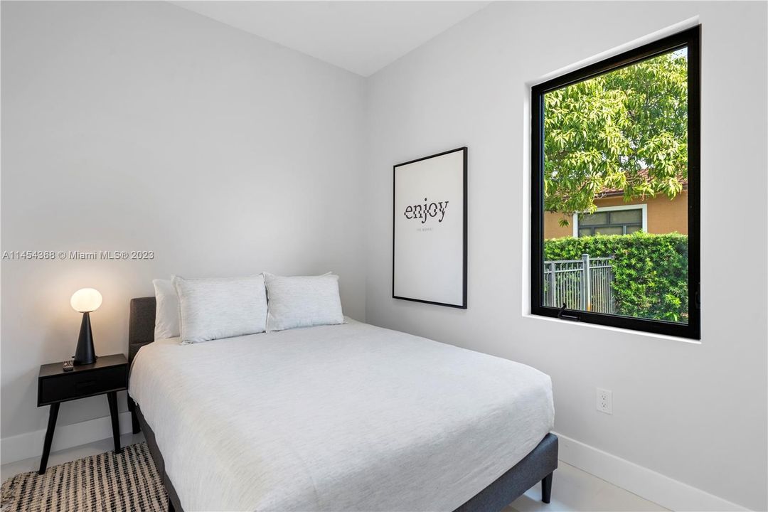 合同活跃: $1,999,999 (5 贝兹, 4 浴室, 2984 平方英尺)