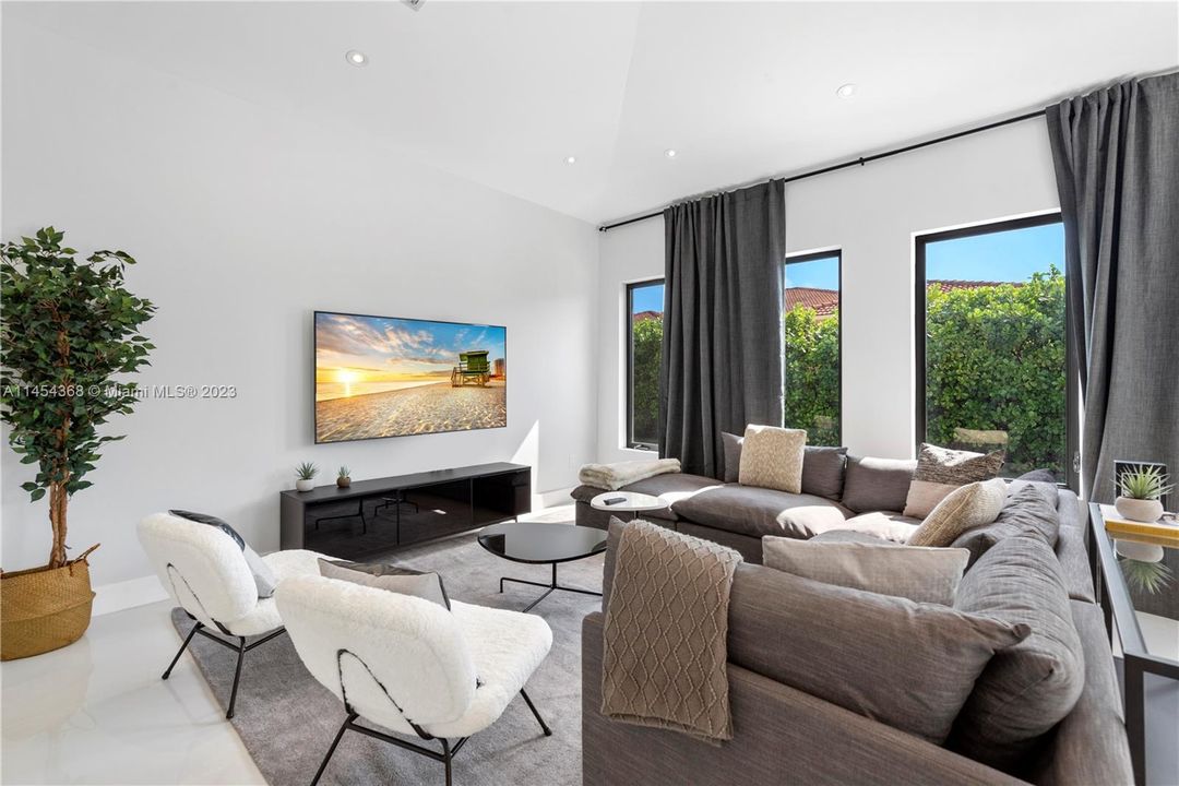 合同活跃: $1,999,999 (5 贝兹, 4 浴室, 2984 平方英尺)