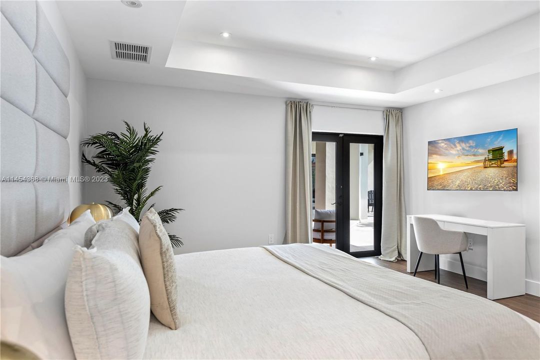 合同活跃: $1,999,999 (5 贝兹, 4 浴室, 2984 平方英尺)