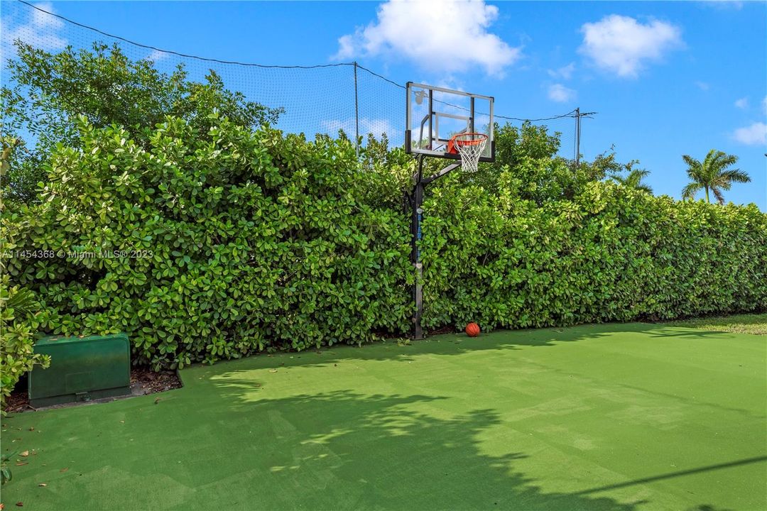 合同活跃: $1,999,999 (5 贝兹, 4 浴室, 2984 平方英尺)