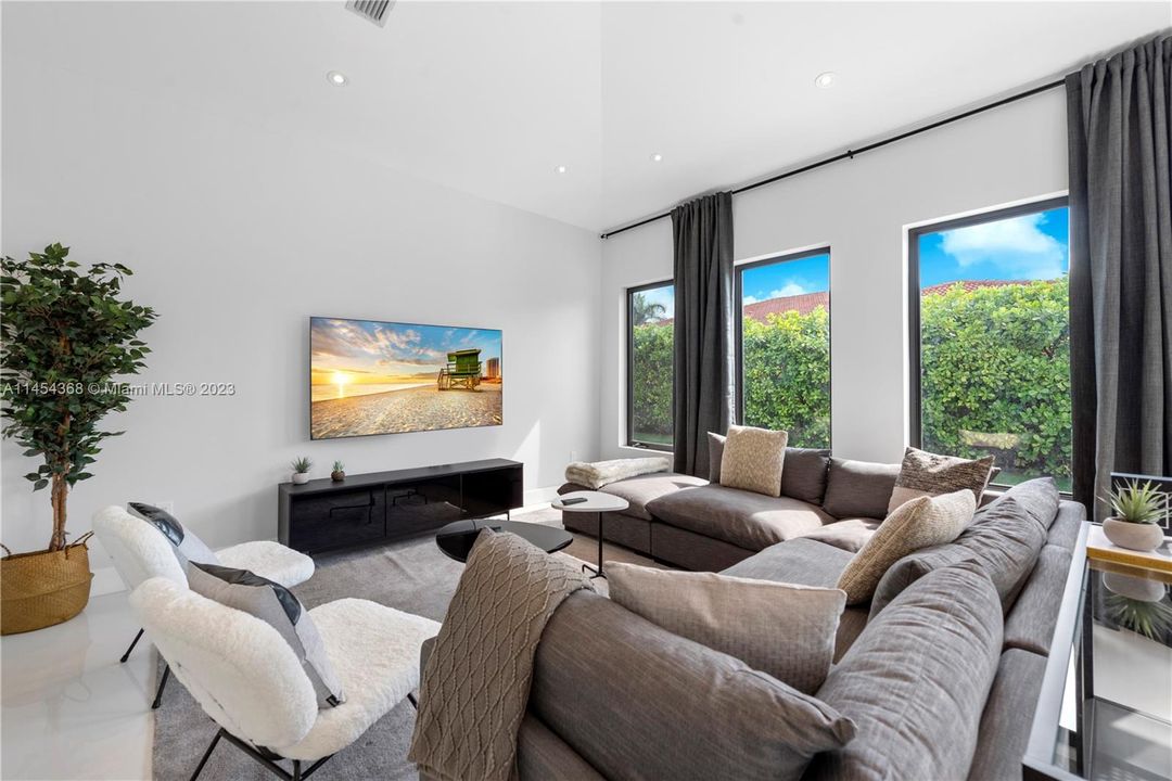 合同活跃: $1,999,999 (5 贝兹, 4 浴室, 2984 平方英尺)