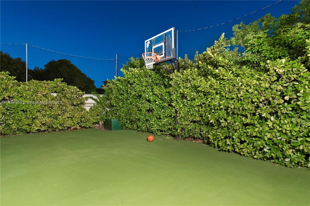 合同活跃: $1,999,999 (5 贝兹, 4 浴室, 2984 平方英尺)