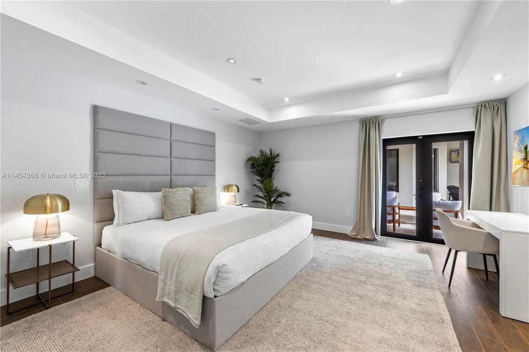 合同活跃: $1,999,999 (5 贝兹, 4 浴室, 2984 平方英尺)