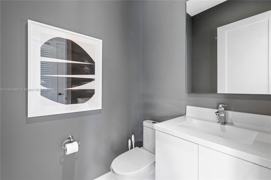 合同活跃: $1,999,999 (5 贝兹, 4 浴室, 2984 平方英尺)