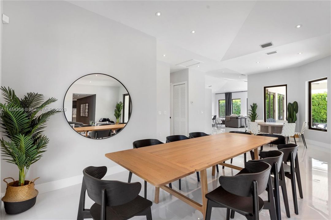 合同活跃: $1,999,999 (5 贝兹, 4 浴室, 2984 平方英尺)