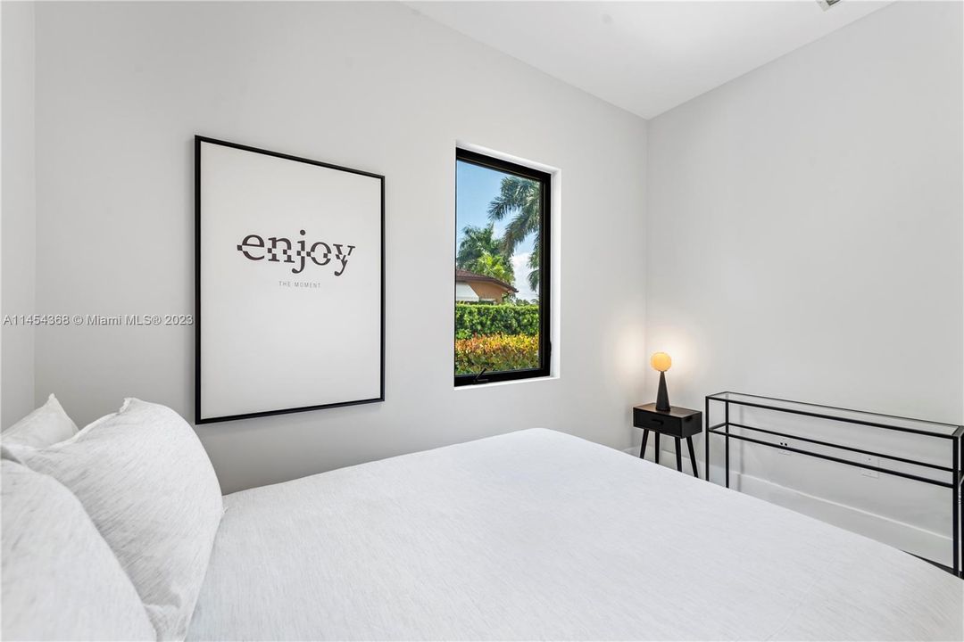 合同活跃: $1,999,999 (5 贝兹, 4 浴室, 2984 平方英尺)