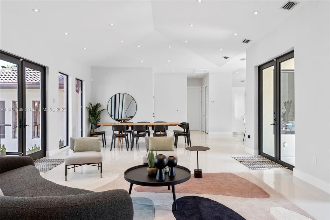 合同活跃: $1,999,999 (5 贝兹, 4 浴室, 2984 平方英尺)