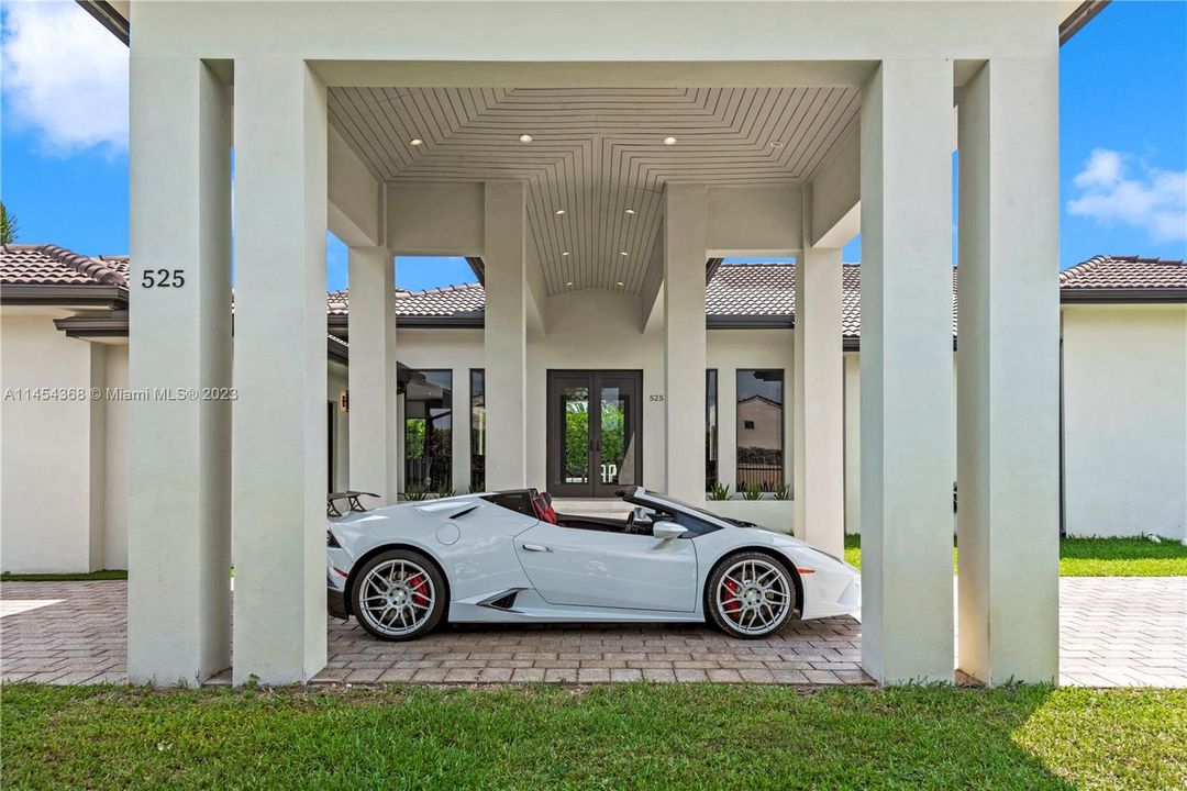 合同活跃: $1,999,999 (5 贝兹, 4 浴室, 2984 平方英尺)