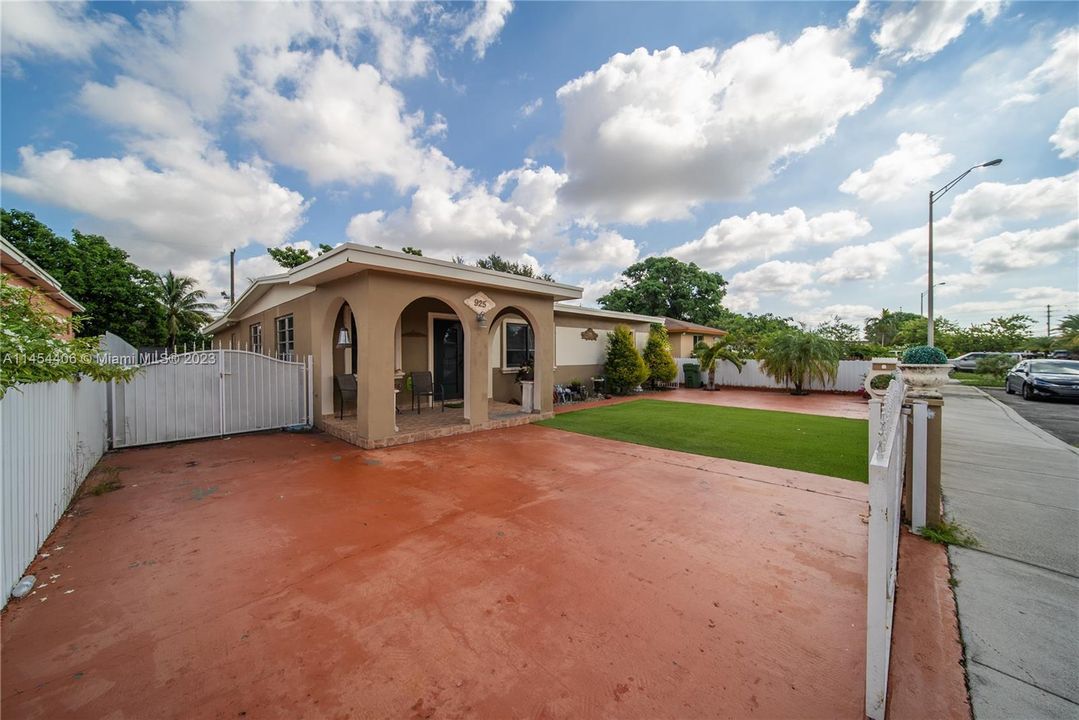 For Sale: $2,000,000 (4 beds, 2 baths, 1474 Square Feet)