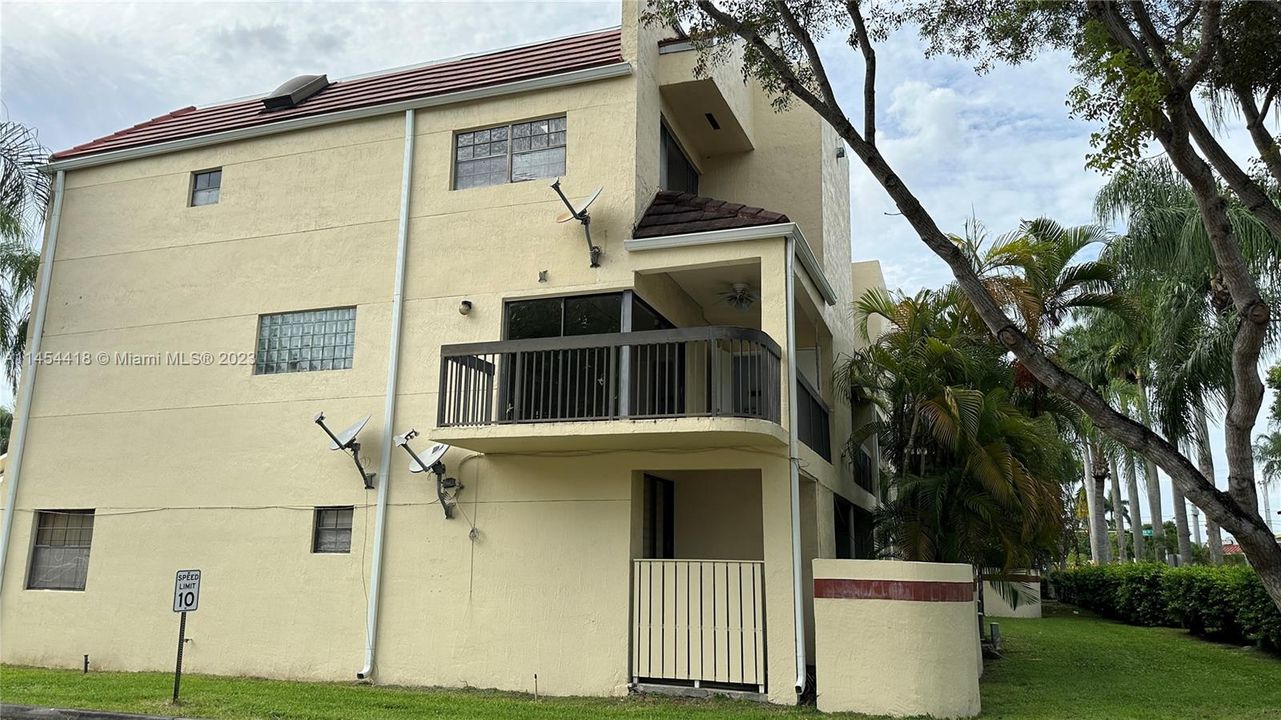 For Rent: $2,600 (2 beds, 2 baths, 1214 Square Feet)