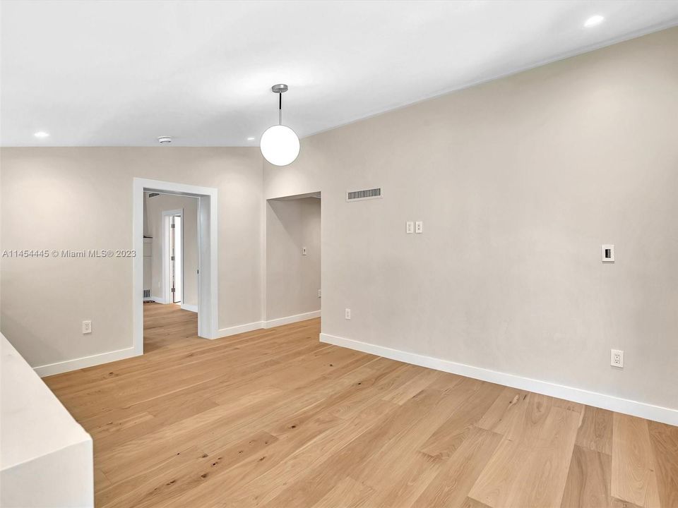 Recently Sold: $3,150,000 (6 beds, 4 baths, 3926 Square Feet)