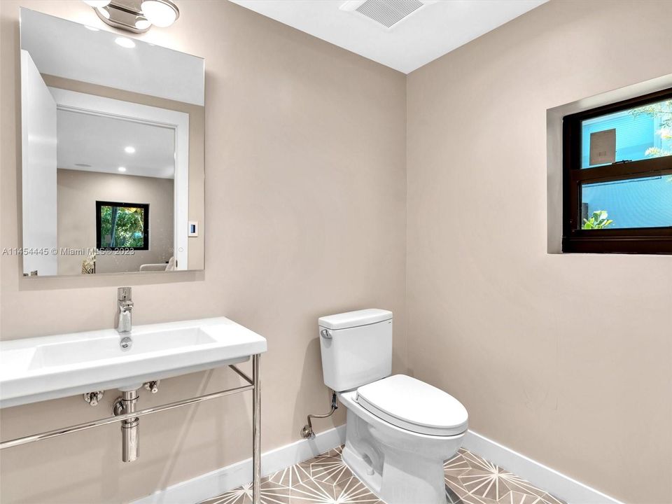 Recently Sold: $3,150,000 (6 beds, 4 baths, 3926 Square Feet)