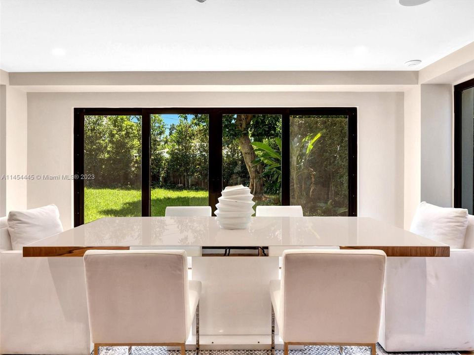 Recently Sold: $3,150,000 (6 beds, 4 baths, 3926 Square Feet)