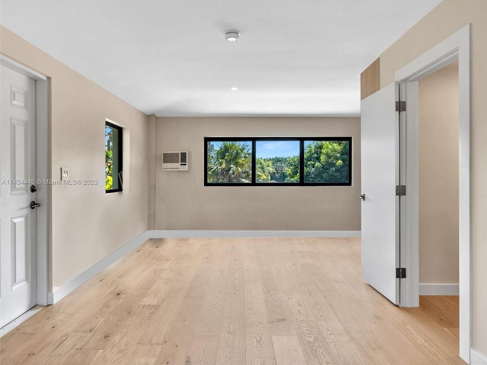 Recently Sold: $3,150,000 (6 beds, 4 baths, 3926 Square Feet)