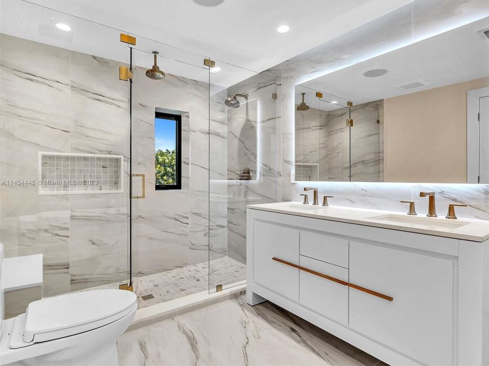 Recently Sold: $3,150,000 (6 beds, 4 baths, 3926 Square Feet)