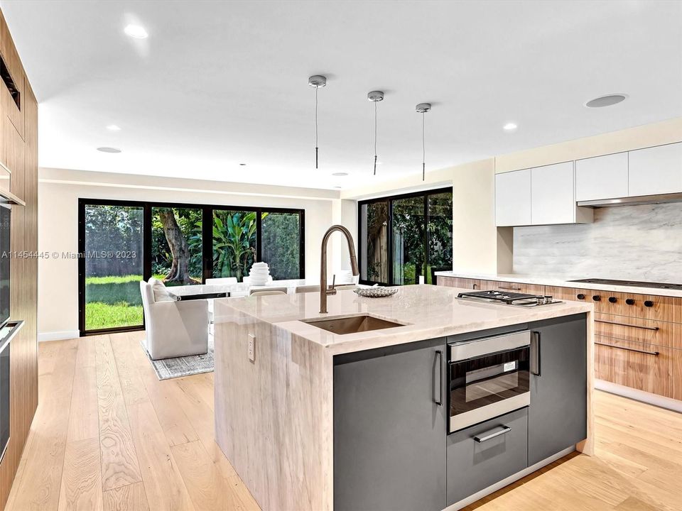 Recently Sold: $3,150,000 (6 beds, 4 baths, 3926 Square Feet)