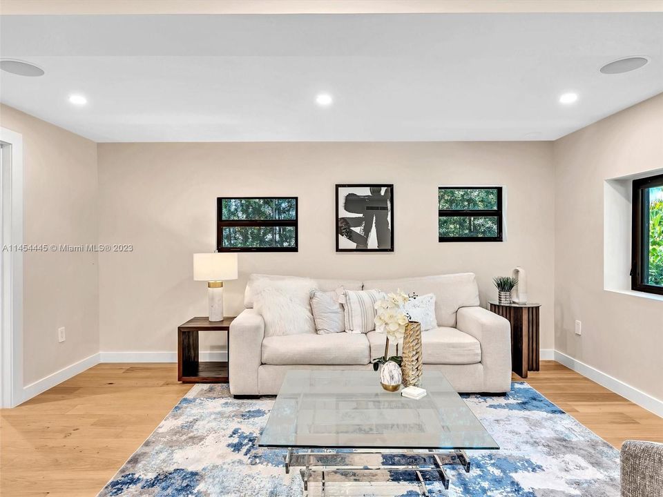 Recently Sold: $3,150,000 (6 beds, 4 baths, 3926 Square Feet)