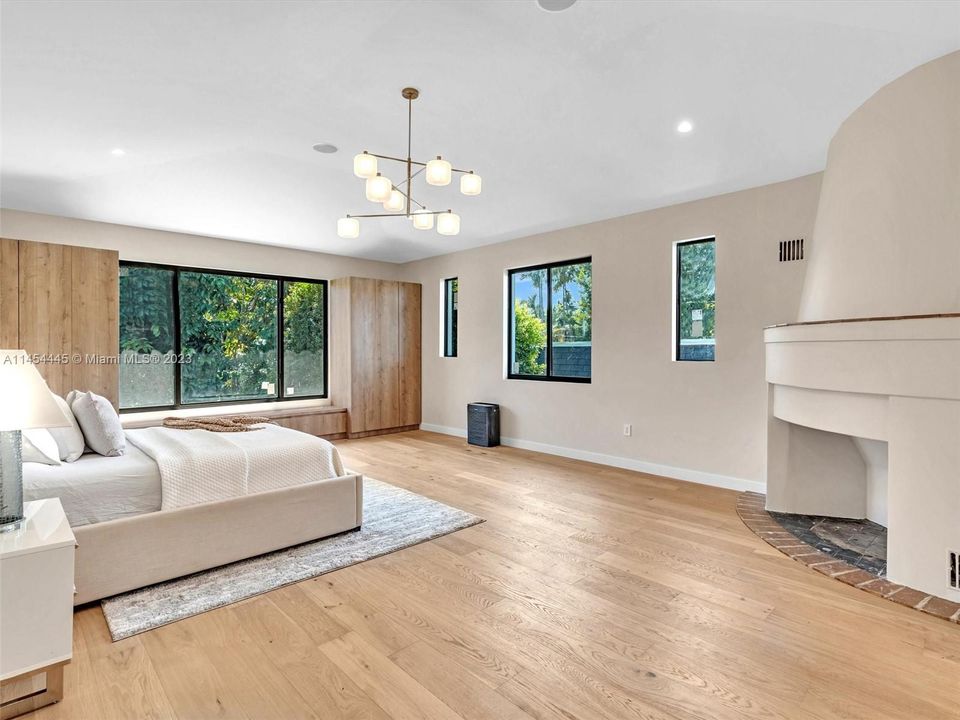 Recently Sold: $3,150,000 (6 beds, 4 baths, 3926 Square Feet)