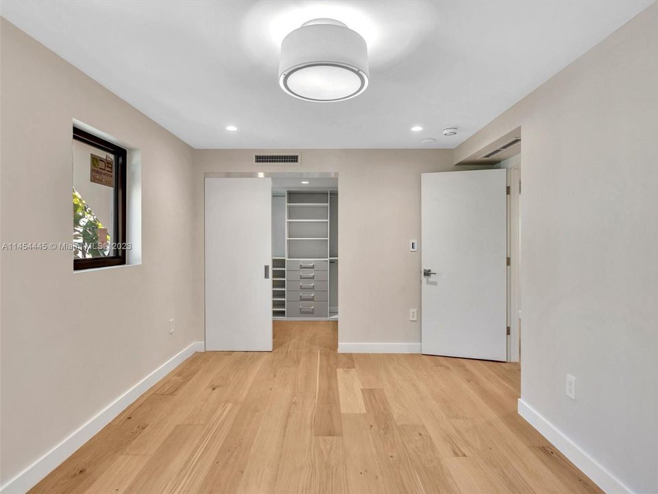 Recently Sold: $3,150,000 (6 beds, 4 baths, 3926 Square Feet)