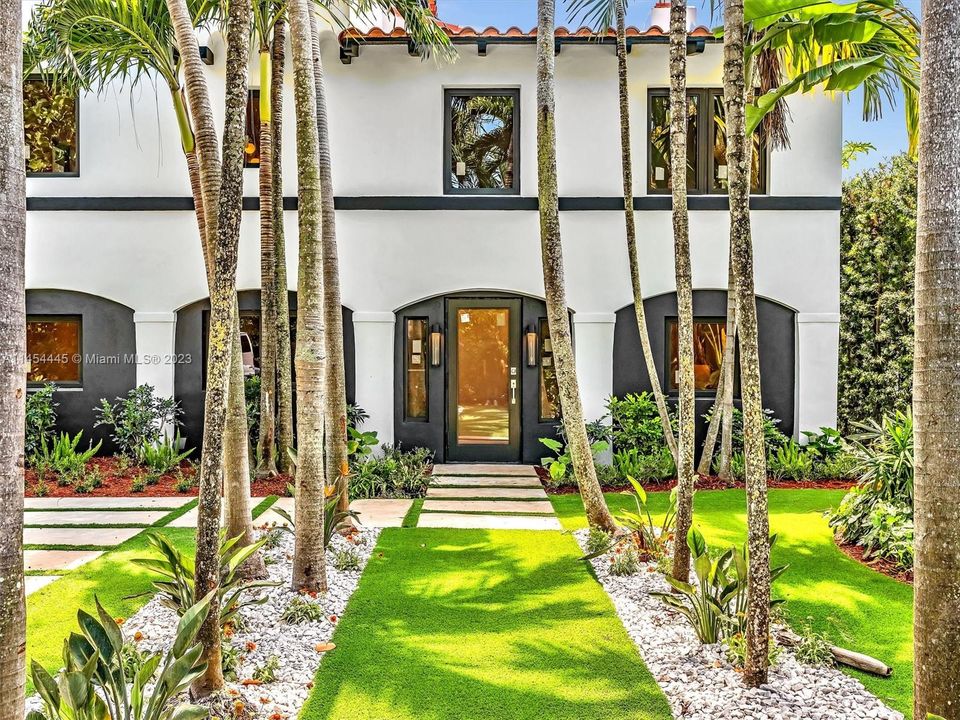 Recently Sold: $3,150,000 (6 beds, 4 baths, 3926 Square Feet)