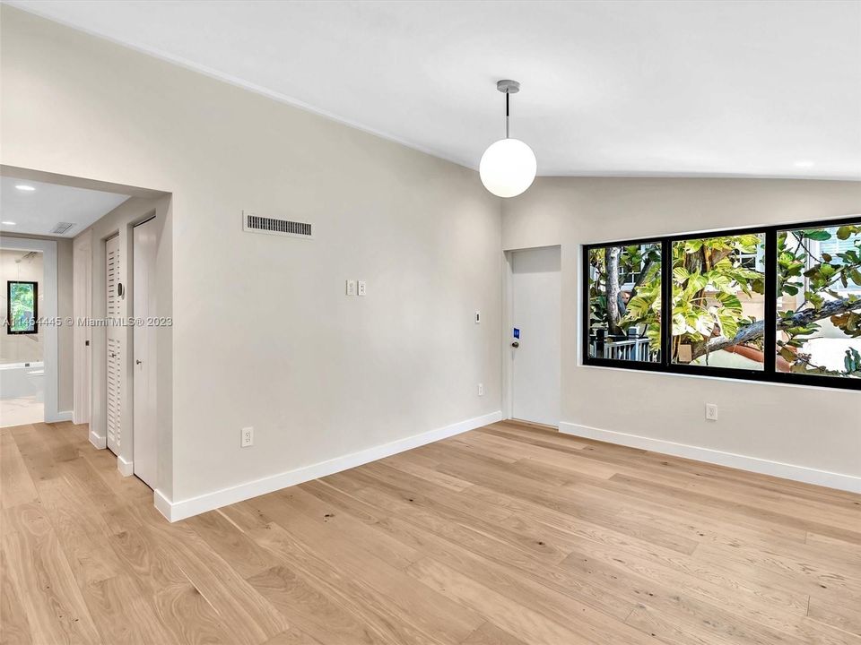 Recently Sold: $3,150,000 (6 beds, 4 baths, 3926 Square Feet)