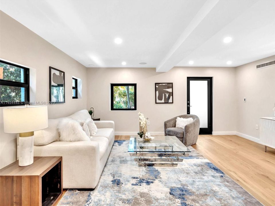 Recently Sold: $3,150,000 (6 beds, 4 baths, 3926 Square Feet)