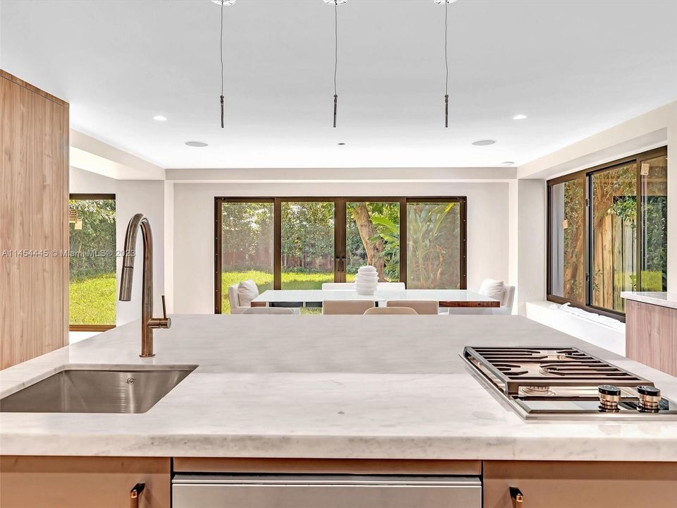 Recently Sold: $3,150,000 (6 beds, 4 baths, 3926 Square Feet)