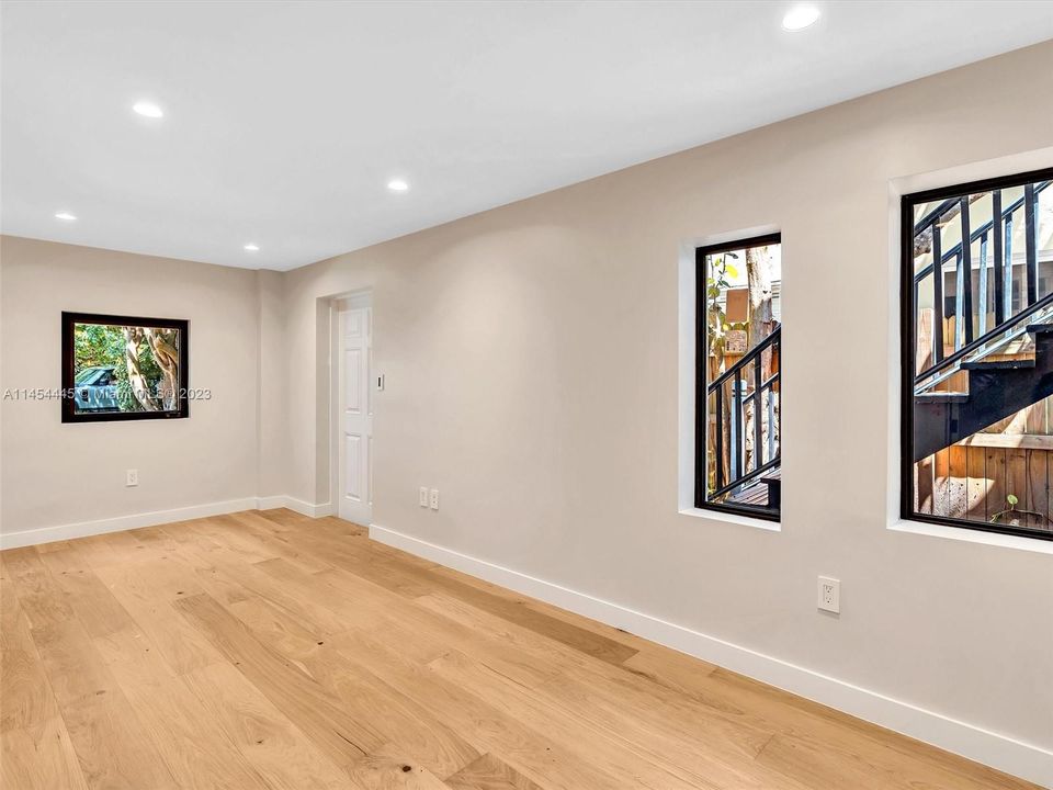 Recently Sold: $3,150,000 (6 beds, 4 baths, 3926 Square Feet)