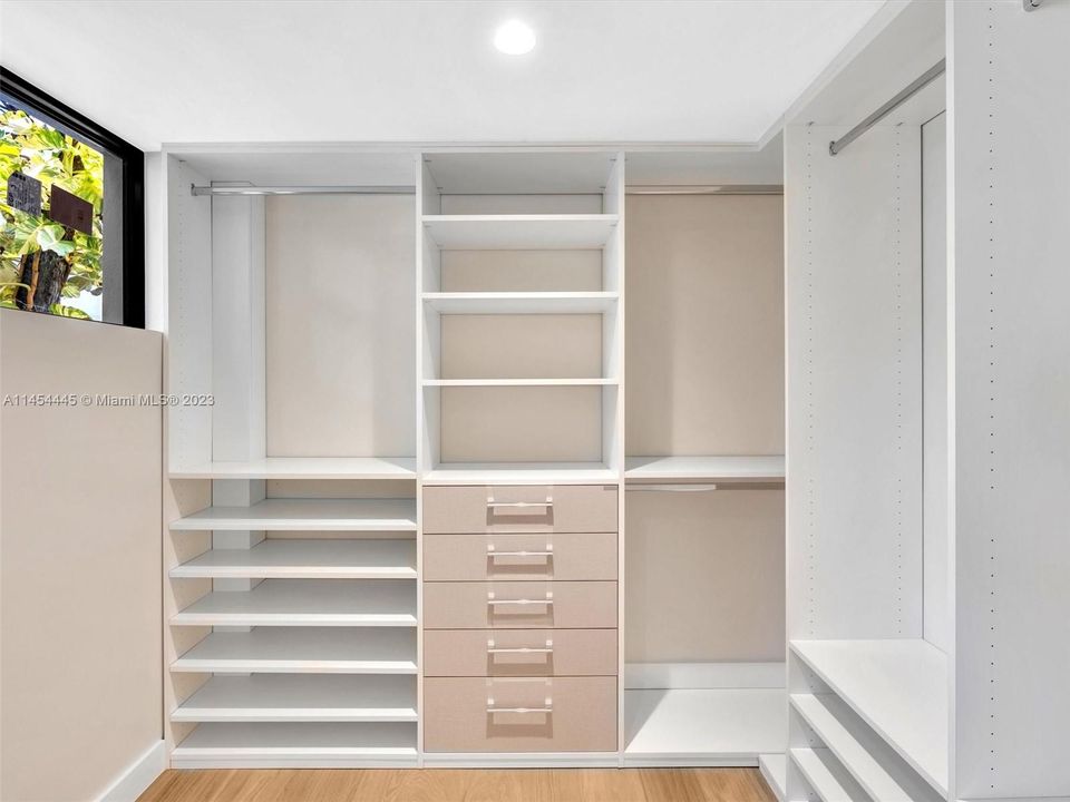 Recently Sold: $3,150,000 (6 beds, 4 baths, 3926 Square Feet)