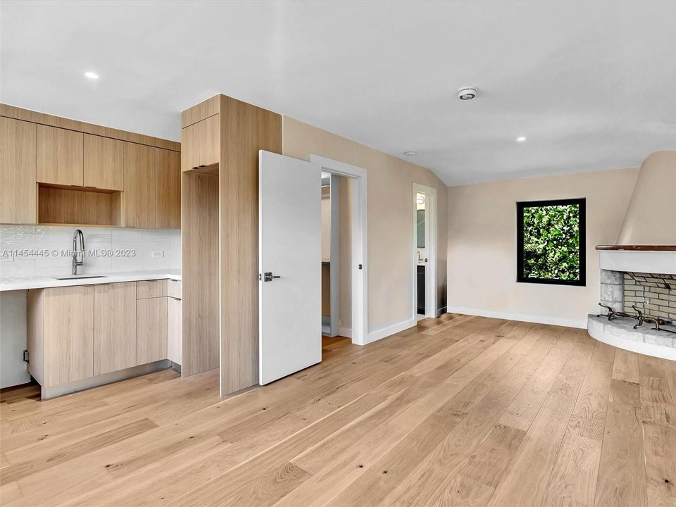 Recently Sold: $3,150,000 (6 beds, 4 baths, 3926 Square Feet)