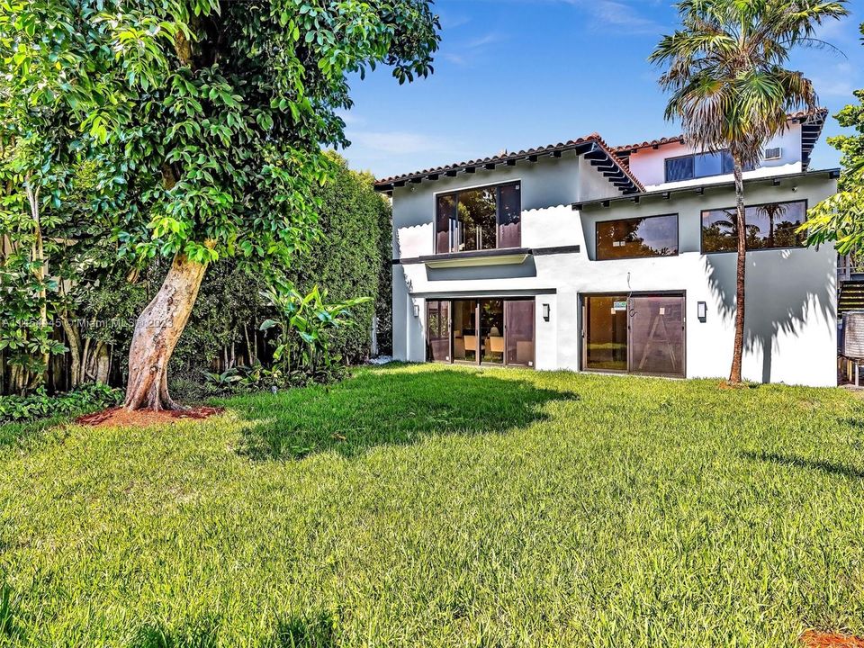 Recently Sold: $3,150,000 (6 beds, 4 baths, 3926 Square Feet)