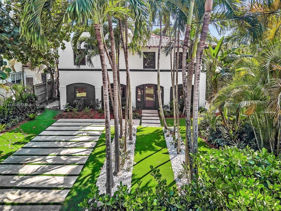 Recently Sold: $3,150,000 (6 beds, 4 baths, 3926 Square Feet)