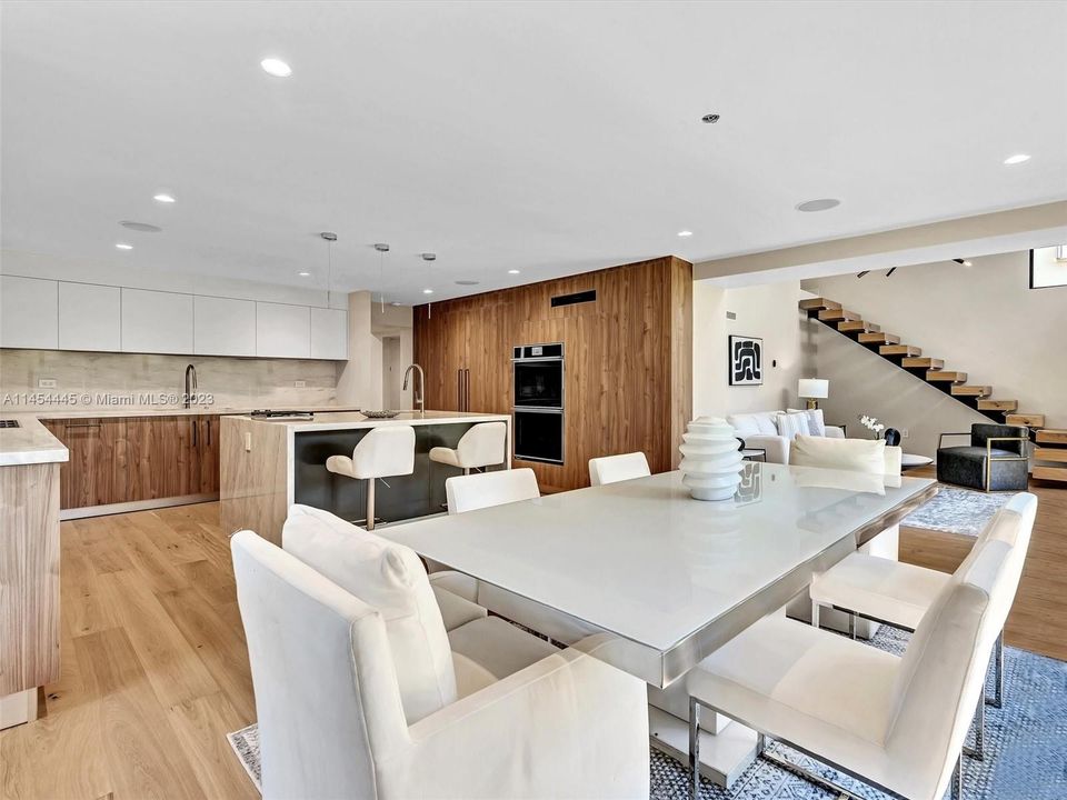 Recently Sold: $3,150,000 (6 beds, 4 baths, 3926 Square Feet)