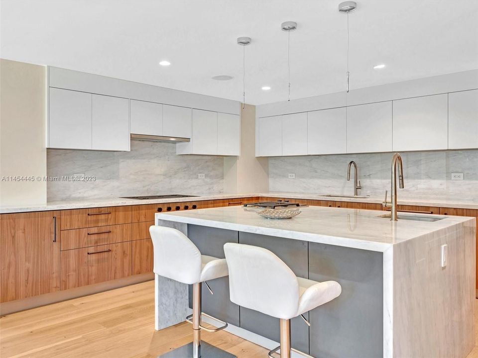 Recently Sold: $3,150,000 (6 beds, 4 baths, 3926 Square Feet)