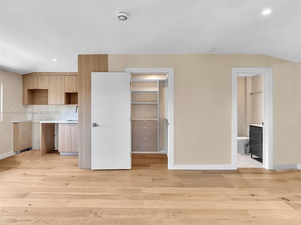 Recently Sold: $3,150,000 (6 beds, 4 baths, 3926 Square Feet)