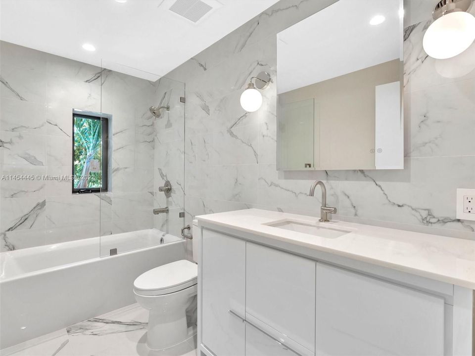 Recently Sold: $3,150,000 (6 beds, 4 baths, 3926 Square Feet)