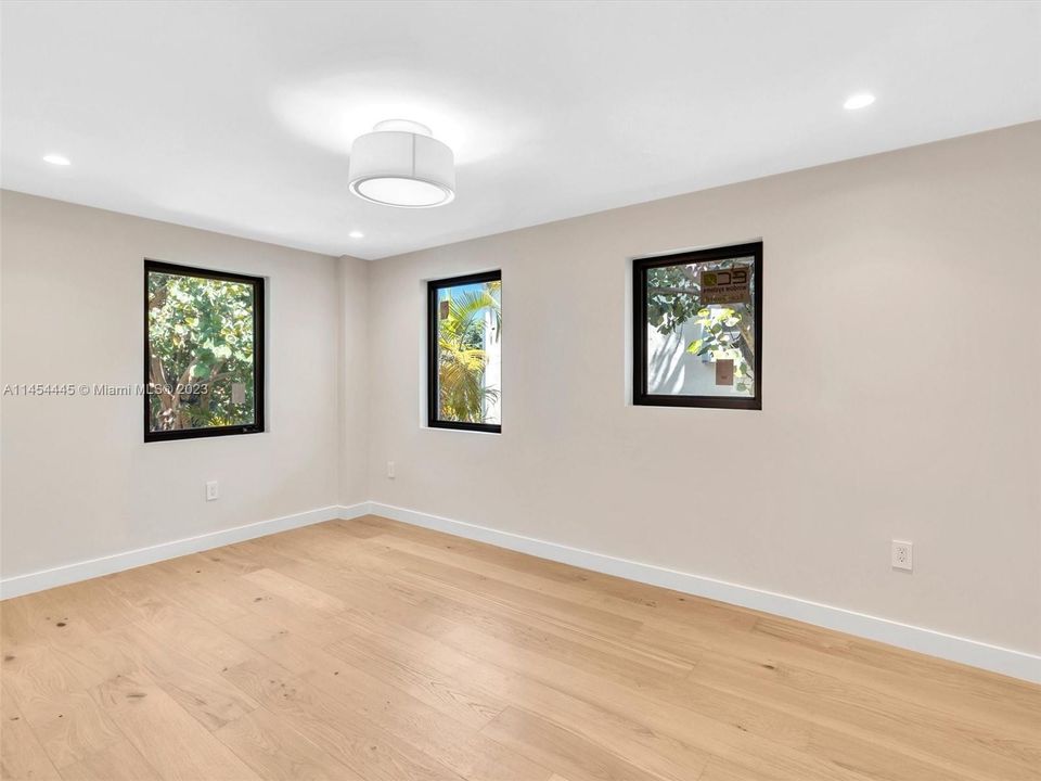 Recently Sold: $3,150,000 (6 beds, 4 baths, 3926 Square Feet)