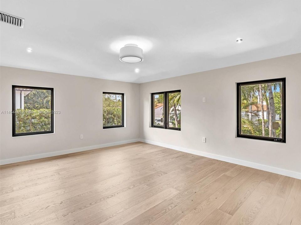 Recently Sold: $3,150,000 (6 beds, 4 baths, 3926 Square Feet)