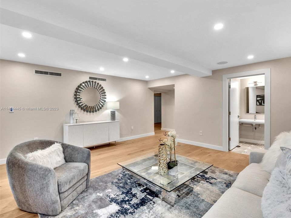 Recently Sold: $3,150,000 (6 beds, 4 baths, 3926 Square Feet)