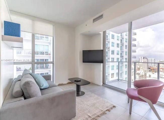 For Sale: $585,000 (1 beds, 1 baths, 599 Square Feet)