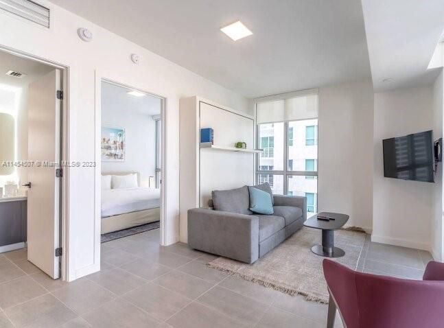 For Sale: $585,000 (1 beds, 1 baths, 599 Square Feet)